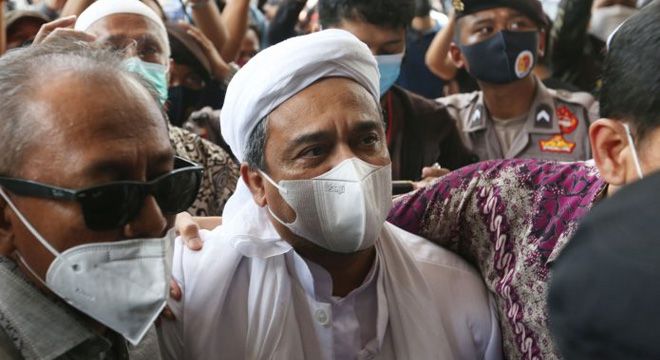 Imam Besar FPI Habib RIzieq Shihab menjalani pemeriksaan sebagai tersangka kasus dugaan pelanggaran protokol kesehatan di Mapolda Metro Jaya, Jakarta, Sabtu (12/12). (Issak Ramdhani/Fajar Indonesia Network)
