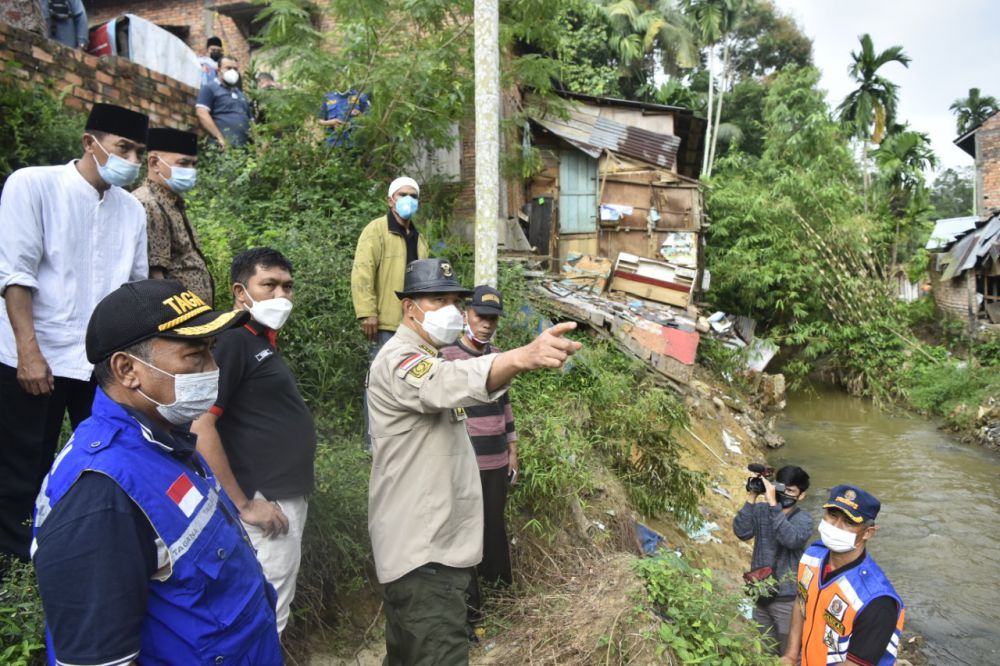 Fasha Tinjau Lokasi Abrasi di Sungai Kenali Besar.