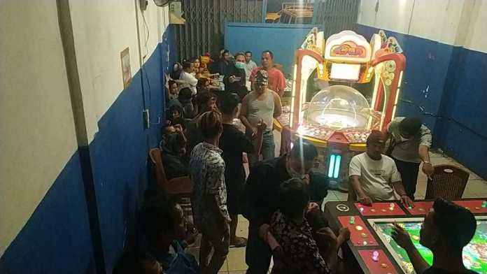 Resmob Ditreskrimum Polda Jambi saat menggerebek tempat perjudian di wilayah Bungo dan Tebo baru-baru ini.