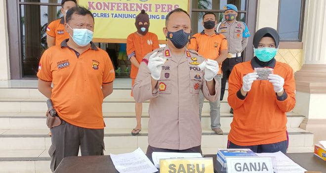 Kapolres Tanjabar saat menunjukkan hasil tangkapan dari Bandar narkoba yang akan mengedarkan sabu dan ganja di wilayah