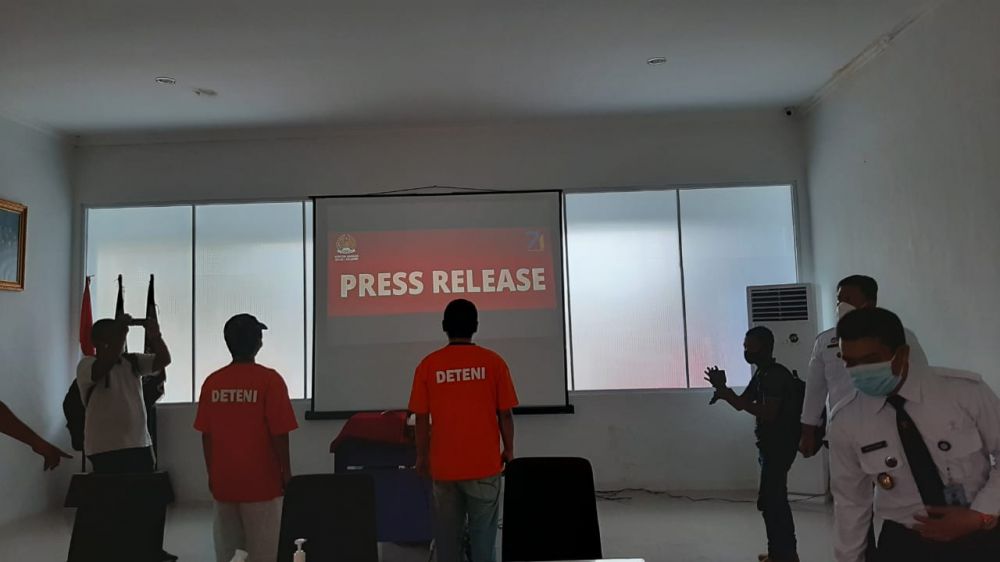 Dua WNA asal China dideportasi Kantor Imigrasi Kelas I TPI Jambi (3/2) kemarin.