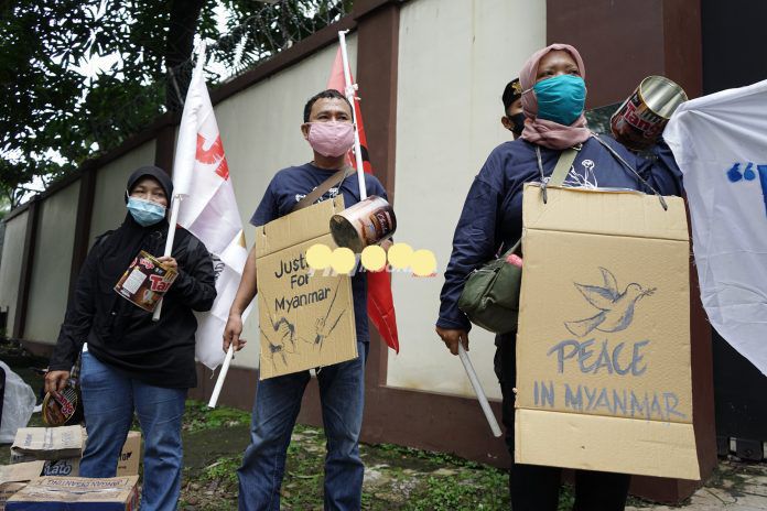 Massa Leader and Organizer of Community Organization in Asia ( LOCOA) menggelar aksi damai di depan Kedutaan Besar Myanmar, Jakarta, Jumat (5/02). Massa meminta kudeta militer Myanmar diakhiri dan semua kekuasaan publik dikembalikan kepada pemerintah sipil.FOTO : Issak Ramdhani / Fajar Indonesia Network