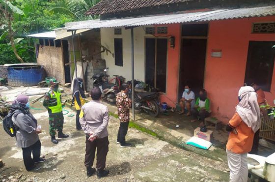 Petugas mendatangi rumah ANT di Kauman, Tulungagung, Jumat (5/2/2021)