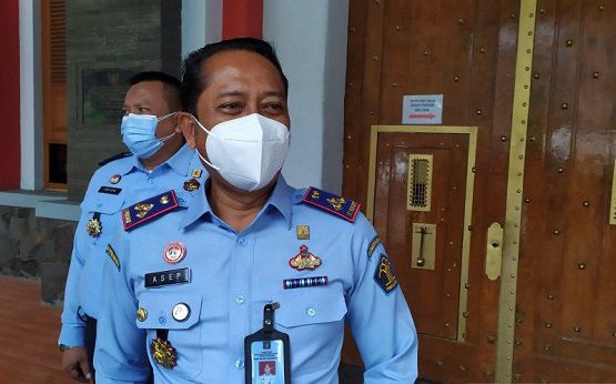 Kepala Lapas Sukamiskin Asep Sutandar memberikan keterangan mengenai narapidana yang positif terserang COVID-19. (ANTARA/Bagus Ahmad Rizaldi)