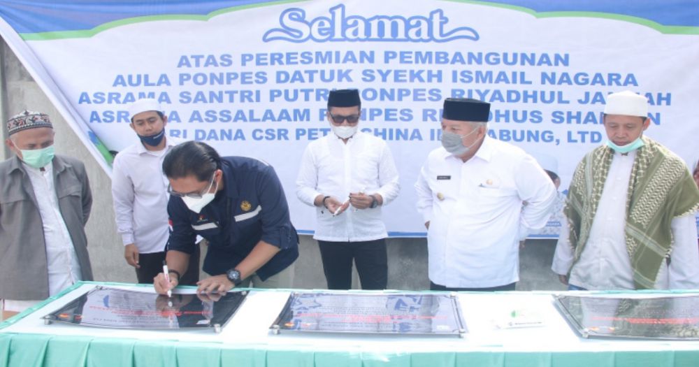 SKK Migas – PetroChina Jabung Serahkan Bantuan untuk Pondok Pesantren 
di Tanjung Jabung Barat.
