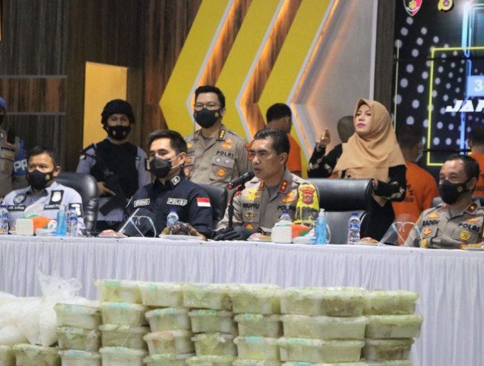 Kapolda Aceh Irjen Pol Wahyu Widada (kedua kanan) bersama Direktur Tindak Pidana Narkoba Bareskrim Polri Brigjen Pol Krisno Halomoan Siregar (kedua kiri) dalam konferensi pers pengungkapan 353 kilogram narkoba sabu jaringan Timur Tengah-Malaysia-Aceh. 