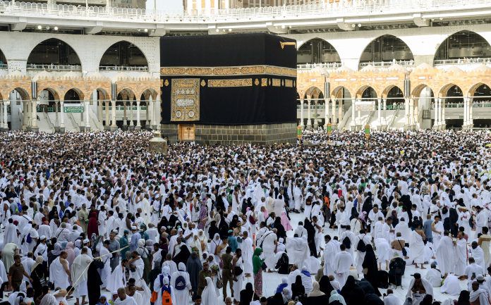 FOTO: DOKTERDAMPAK CORONA: Jemaah melakukan Tawaf al-Ifada, pada puncak peziarahan haji tahunan di Masjidil Haram di kota suci Mekkah, Arab Saudi. Merebaknya Virus Corona, berdampak pada penghentian sementara ibadah Umrah, dan ini pun dikhawatirkan menghalangi tahapan ibadah Haji musim 2020.