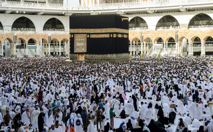  Jemaah melakukan Tawaf al-Ifada, pada puncak peziarahan haji tahunan di Masjidil Haram di kota suci Mekkah, Arab Saudi. Merebaknya Virus Corona, berdampak pada penghentian sementara ibadah Umrah, dan ini pun dikhawatirkan menghalangi tahapan ibadah Haji musim 2020.
