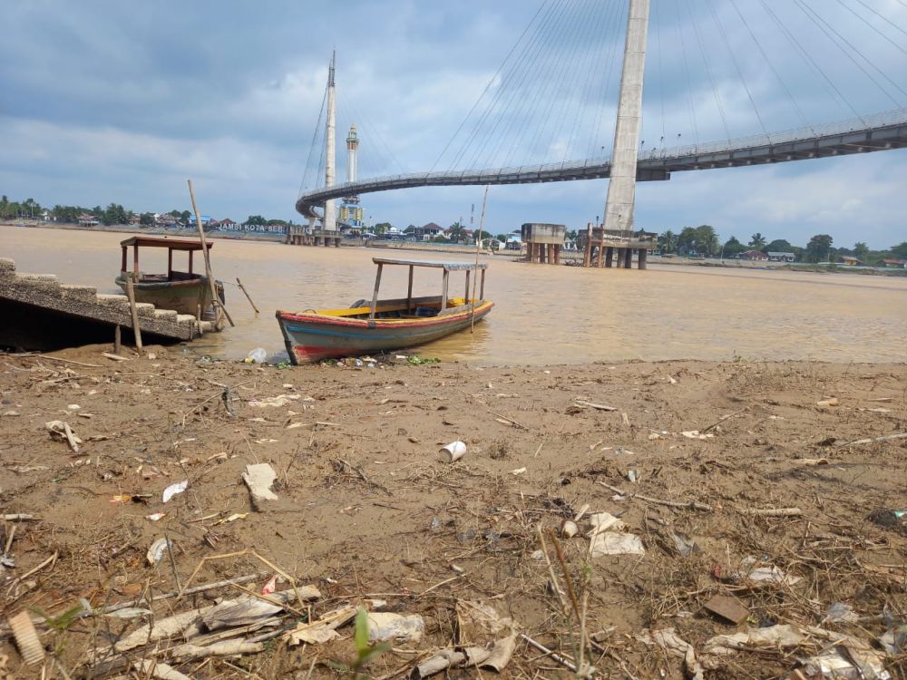 Terlihat kondisi sungai Batanghari (18/2) mulai surut. Ini sudah terjadi sejak dua pekan terakhir.