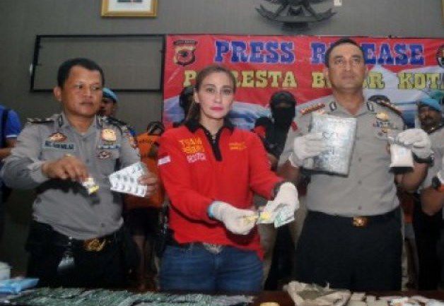 Kompol Yuni Purwanti (tengah) saat sebagai Kasatnarkoba Polresta Bogor menunjukkan barang bukti narkoba. 
