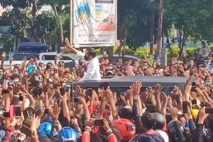 Kerumunan saat kedatangan Jokowi
