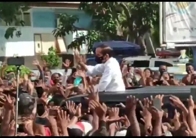 Kedatangan Presiden RI Joko Widodo ke Maumere, NTT menyebabkan kerumunan massa 