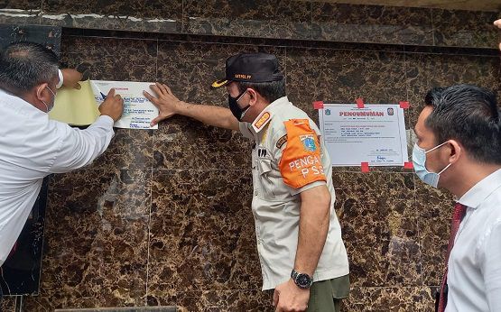 Kepala Satpol PP Jakarta Barat Tamo Sijabat saat menyegel permanen Kafe RM, Cengkareng Barat, Jakarta Barat, Jumat (26/2). 