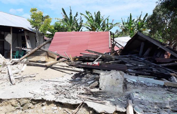 ILUSTRASI: Salah satu rumah yang rusak akibat gempa Halmahera Selatan, Maluku Utara. 
