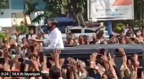 Warga saat menyambut kedatangan Presiden Joko Widodo di Maumere.