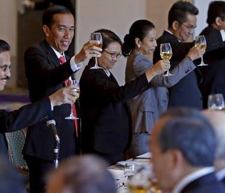 Presiden Jokowi dan para pebisnis Jepang yang tergabung dalam Japan External Trade Organization (JETRO) di Tokyo.