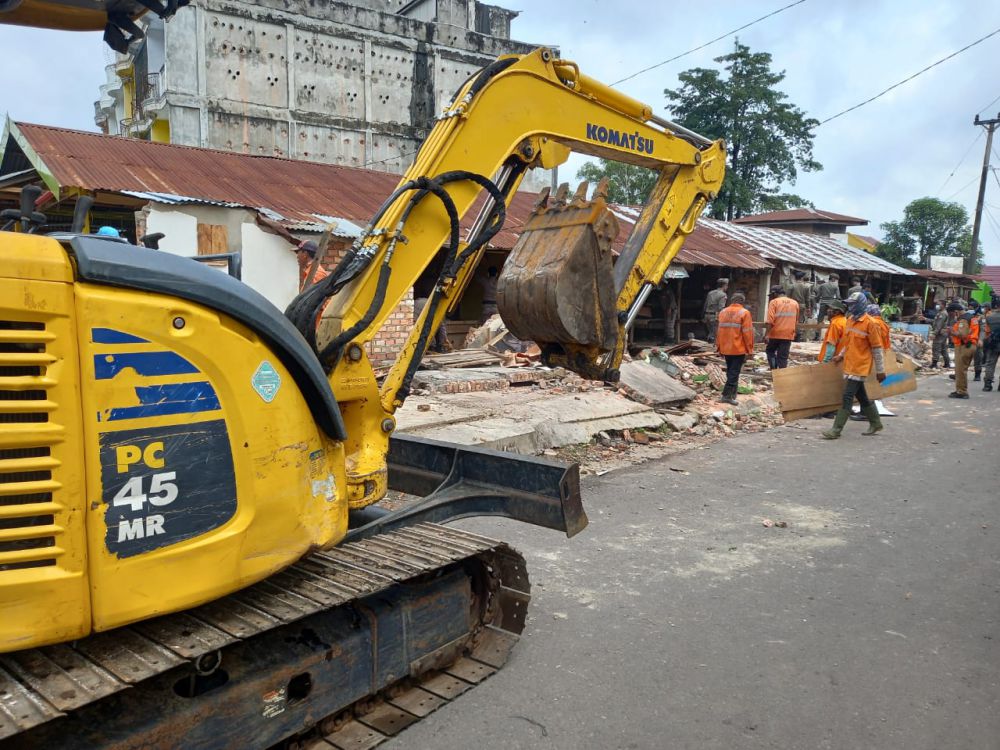 Pemkot Jambi Turunkan Alat Berat.
