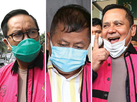 Dari kiri, Brigjen Prasetijo Utomo, serta Tommy Sumardi, dan Irjen Napoleon Bonaparte di Kejaksaan Negeri Jakarta Selatan, Jumat (17/10). 