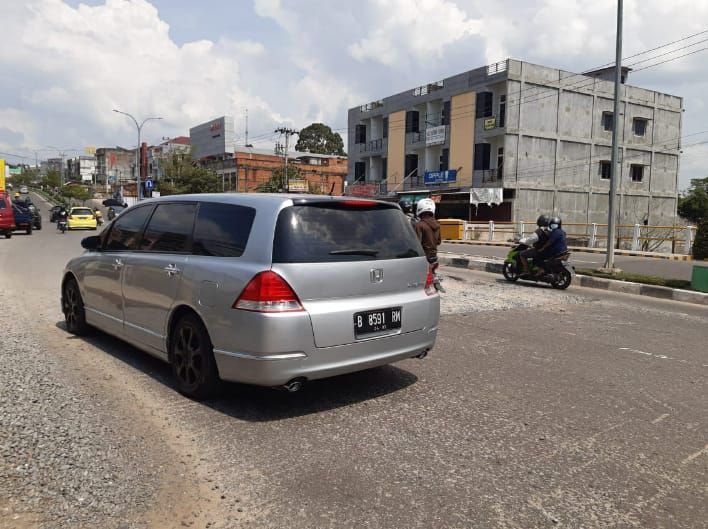 
Pengendara ekstra hati-hati melintasi Jembatan di ruas Jalan Pattimura di dekat swalayan Fresco Kota Jambi.