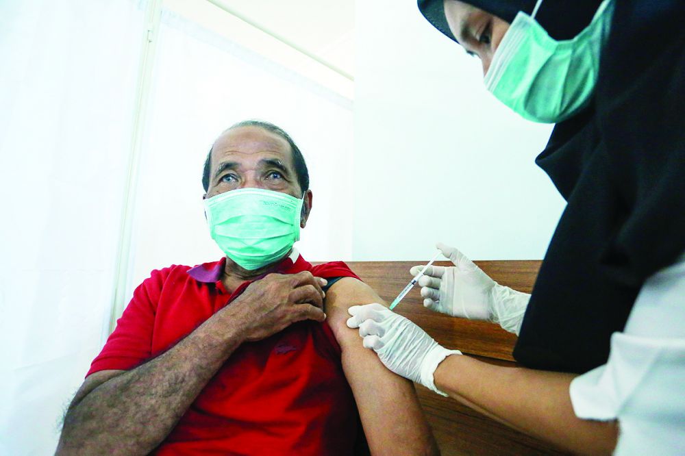 Seorang lansia divaksin di RSUD Kota Mataram. Pihak rumah sakit menambah tenaga kesehatan untuk melayani vaksinasi bagi lansia. 