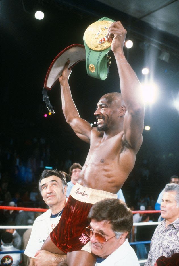 Marvin Hagler merayakan kemenangan setelah mengalahkan Roberto Duran untuk gelar WBA, WBC dan IBF Kelas Menengah pada 10 November 1983 di Caesars Palace di Las Vegas, Nevada. 