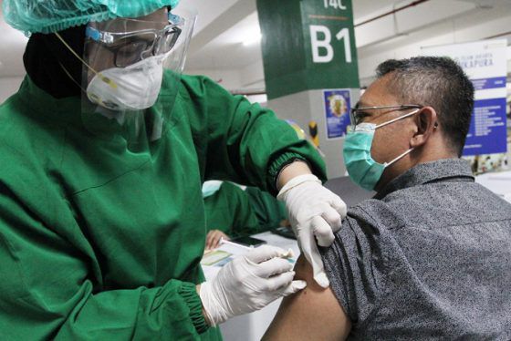 Petugas kesehatan menyuntikkan vaksin Sinovac ke seorang pemuka agama di kawasan Masjid Istiqlal, Jakarta, Selasa (23/2/2021). 
