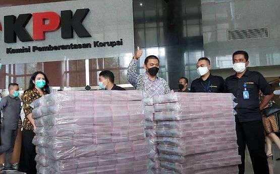 Uang Rp 52,3 miliar hasil sitaan penyidik terkait dugaan suap izin ekspor benih lobster atau benur di Kementerian Kelautan dan Perikanan (KKP) tiba di KPK, Senin (15/3). 
