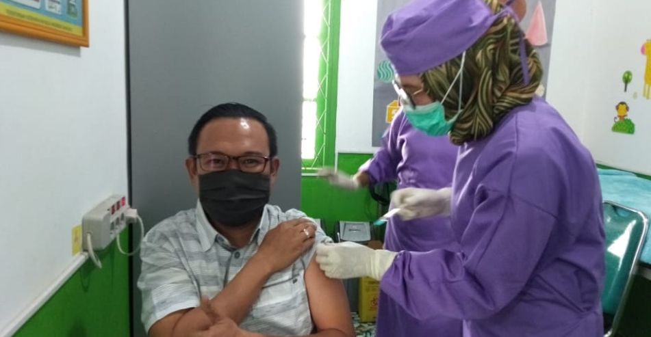 Proses vaksinasi tahap 1 di Puskesmas Pall Merah 1.