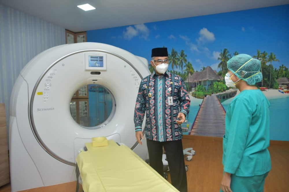 Walikota Jambi Syarif Fasha meninjau Ruang ICU khusus untuk Covid-19 di Rumah Sakit Haji Abdul Manap (HAM) Kota Jambi, Kamis (18/3).
