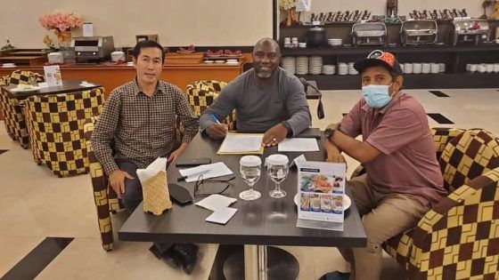 Jacksen F. Tiago (tengah) sepakat kembali melatih Persipura Jayapura.