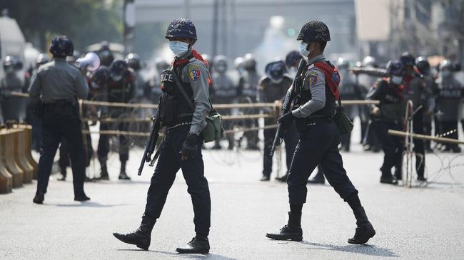 Polisi Myanmar menembakan meriam air ke arah pedemo anti-kudeta. 