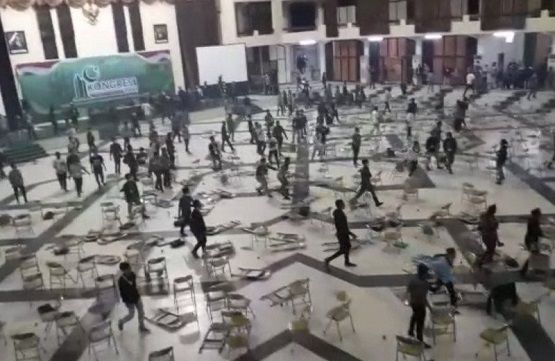 Tangkapan layar video amatir kursi-kursi berserakan usai kericuhan di sela kongres XXXI HMI di Islamic Center Surabaya, Rabu (24/03/2021) dini hari. 