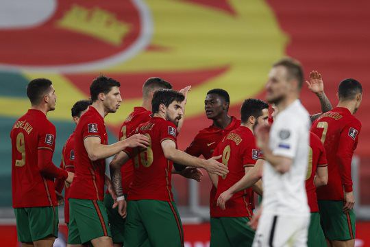 Pemain Portugal merayakan gol mereka ke gawang Azerbaijan. 
