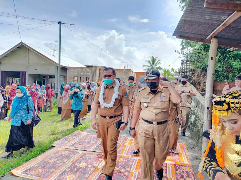 Kadis Pemdes Didampingi Camat Tanco saat Lakukan Verifikasi Faktual di Lomba Desa.