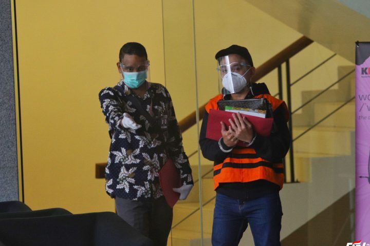 Pihak Swasta Harry Sidabuke mengenakan rompi tahanan usai menjalani pemeriksaan di Gedung KPK, Jakarta, Minggu (6/12). KPK menahan Harry Sidabuke terkait kasus dugaan suap pengadaan bantuan sosial dalam penanganan Covid-19 di Pihak Swasta Harry Sidabuke mengenakan rompi tahanan usai menjalani pemeriksaan di Gedung KPK, Jakarta, Minggu (6/12). KPK menahan Harry Sidabuke terkait kasus dugaan suap pengadaan bantuan sosial dalam penanganan Covid-19 di Kementerian Sosial. 