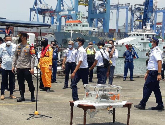 Kotak hitam atau black box cockpit voice recorder (CVR) milik pesawat Sriwijaya Air SJ182 ditemukan dari perairan Kepulauan Seribu Jakarta, Rabu (31/3). 