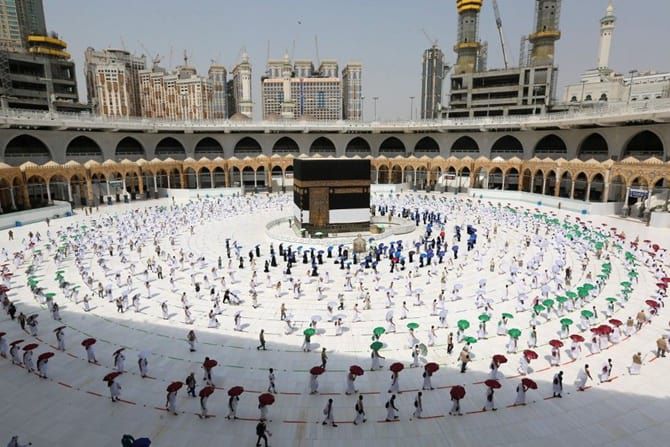 RENGGANG: Jamaah haji melaksanakan tawaf dengan menjaga jarak kemarin (29/7). Tidak ada yang diizinkan menyentuh atau mencium Kakbah. 