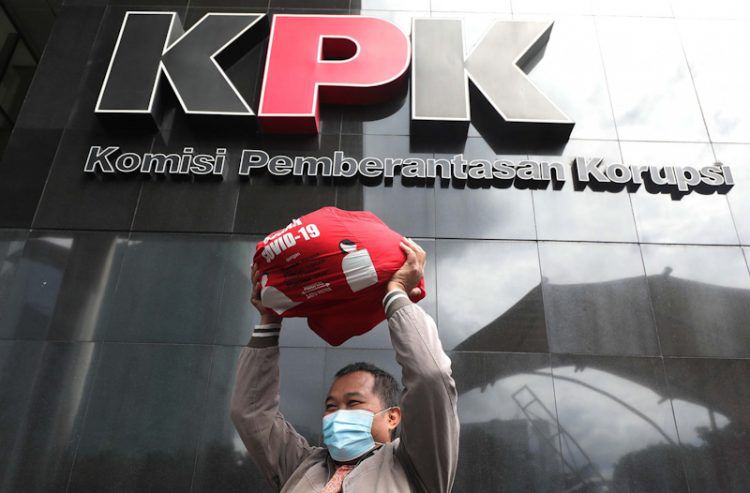 Koordinator Masyarakat Anti Korupsi Indonesia (MAKI) Boyamin Saiman menunjukkan sampel barang bukti berupa paket bantuan sosial (Bansos) COVID-19 yang akan diserahkan di Gedung Komisi Pemberantasan Korupsi (KPK), Jakarta, Rabu (16/12/2020).