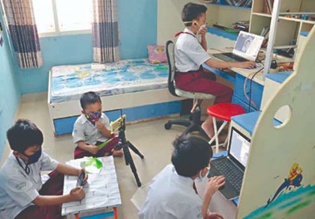 Ilustrasi: Empat anak SD saat menjalani MPLS, Senin (13/7). 