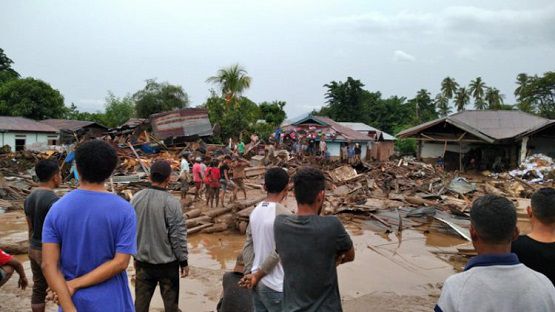 Kerusakan akibat banjir bandang di salah satu kawasan permukiman di Kabupaten Flores Timur, Nusa Tenggara Timur. 
