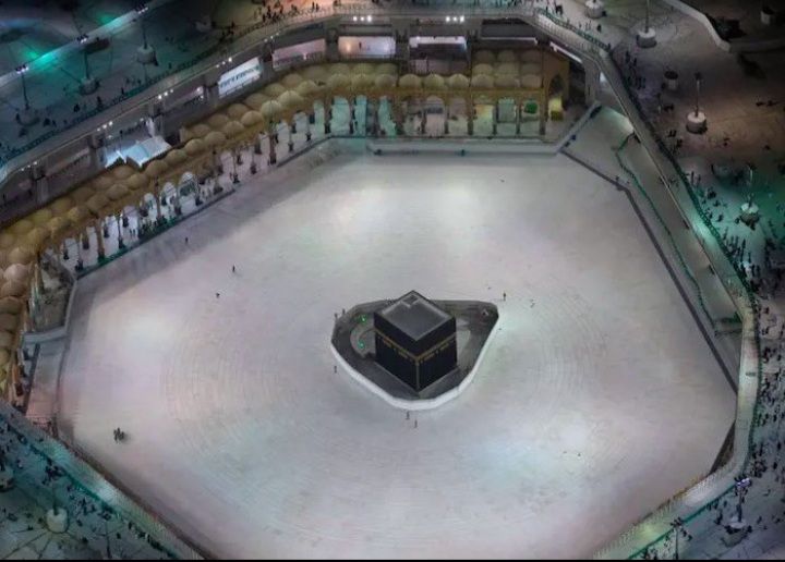 Kakbah di Masjidilharam, Makkah yang disterilkan dari kegiatan umrah untuk mengantisipasi penyebaran virus corona.