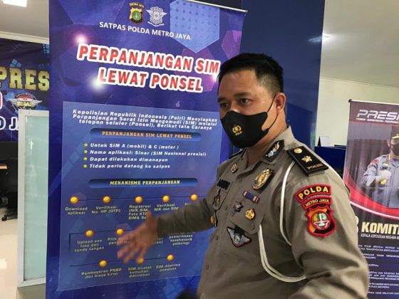 Kepala Seksi Satpas SIM Daan Mogot Subdit Regident Direktorat Lalu Lintas Polda Metro Jaya, Kompol Agung Permana memperkenalkan Aplikasi SINAR. 
