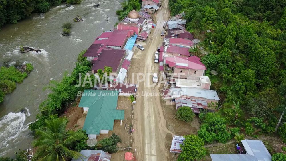 Pantauan drone milik Balai Pelaksanaan Jalan Nasional (BPJN) Jambi di kawasan Muara Emat, tepatnya di sebuah bukit yang berada persis di depan rumah makan Romi, terlihat gundul akibat pembukaan lahan baru. Inilah yang menjadi penyebab terjadinya longsor dari atas perbukitan tersebut.