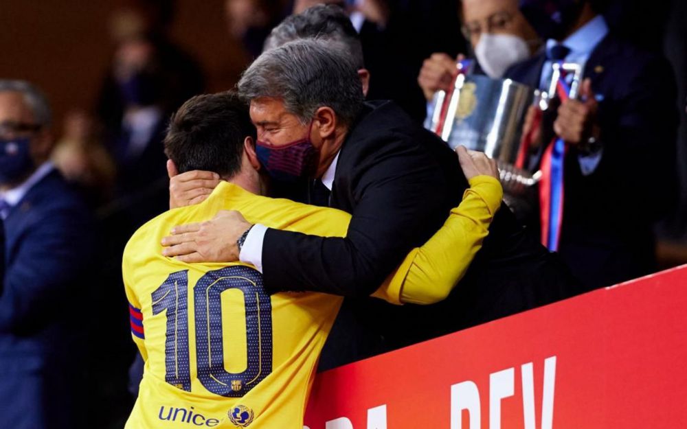Presiden Barcelona Joan Laporta memeluk Lionel Messi. (Barcelona)