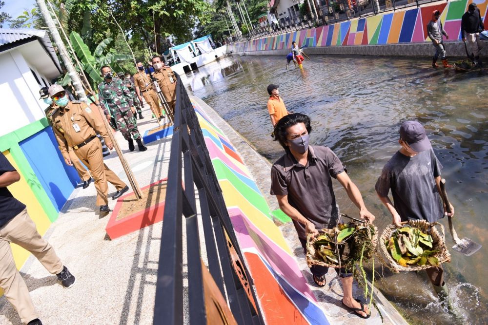 Terlihat warga kota Jambi melakukan pembersihan kali di Kota Jambi.
