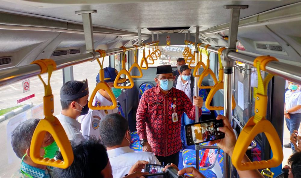 Sekda Provinsi Jambi launching Trans Siginjai beroperasi di bandara (22/4) kemarin.