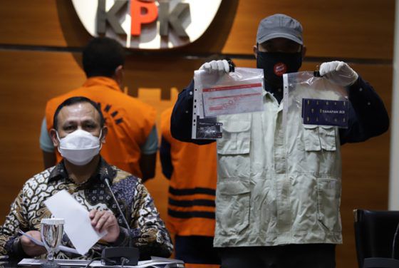 Ketua KPK Firli Bahuri menyampaikan keterangan pers di Gedung Merah Putih KPK, Jakarta, Kamis (22/4/2021). 