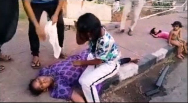 Suasana mencekam di India. Tampak sejumlah warga terkapar akibat penularan corona. 