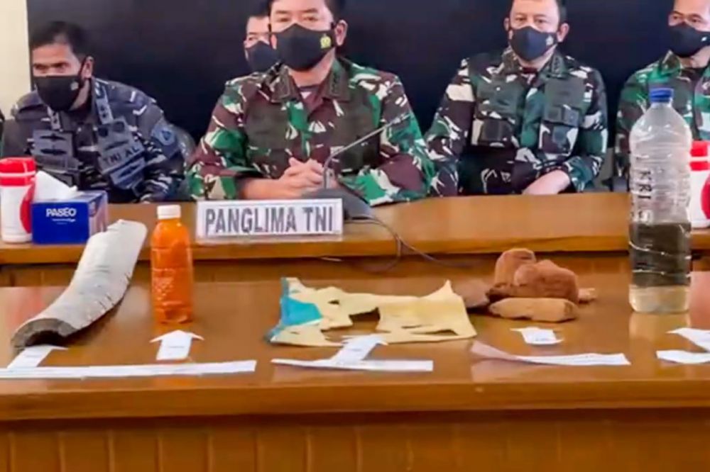 Panglima TNI, KSAL dan Kapolri saat memberikan keterangan kepada wartawan tentang perkembangan pencarian KRI Nanggala-402 di Bali, Sabtu (24/04).