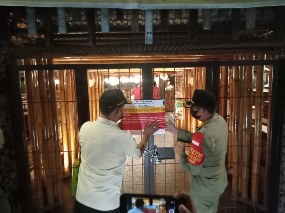 Tempat Makan SAUNK KITO Disegel dan Didenda Satpol PP Kota Jambi.